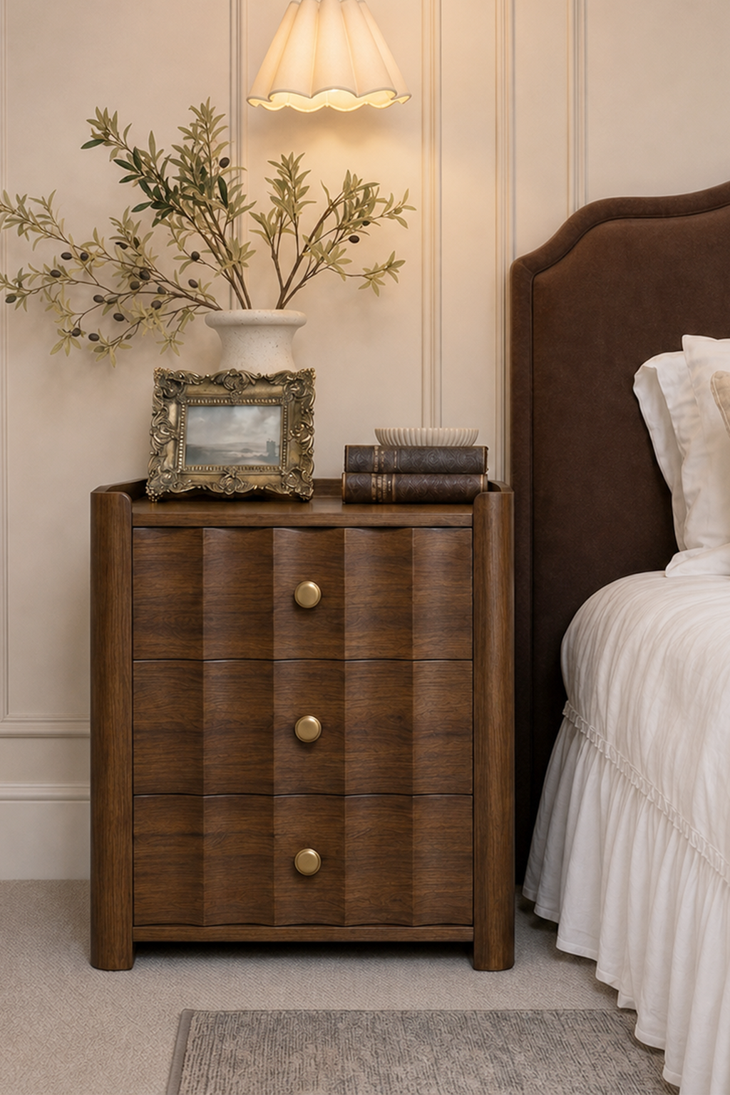 3-Drawer Vertical Fluted Wooden Nightstand, Retro Wavy Ribbed Bedside Cabinet with Round Brass Knobs, Solid Wood Storage End Table for Bedroom