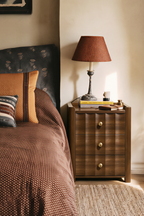 3-Drawer Vertical Fluted Wooden Nightstand, Retro Wavy Ribbed Bedside Cabinet with Round Brass Knobs, Solid Wood Storage End Table for Bedroom