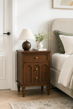 Arched Recessed Panel Wooden Nightstand with Turned Legs, 3-Drawer Vintage Bedside Cabinet, Farmhouse Storage End Table with Round Brass Knobs for Bedroom