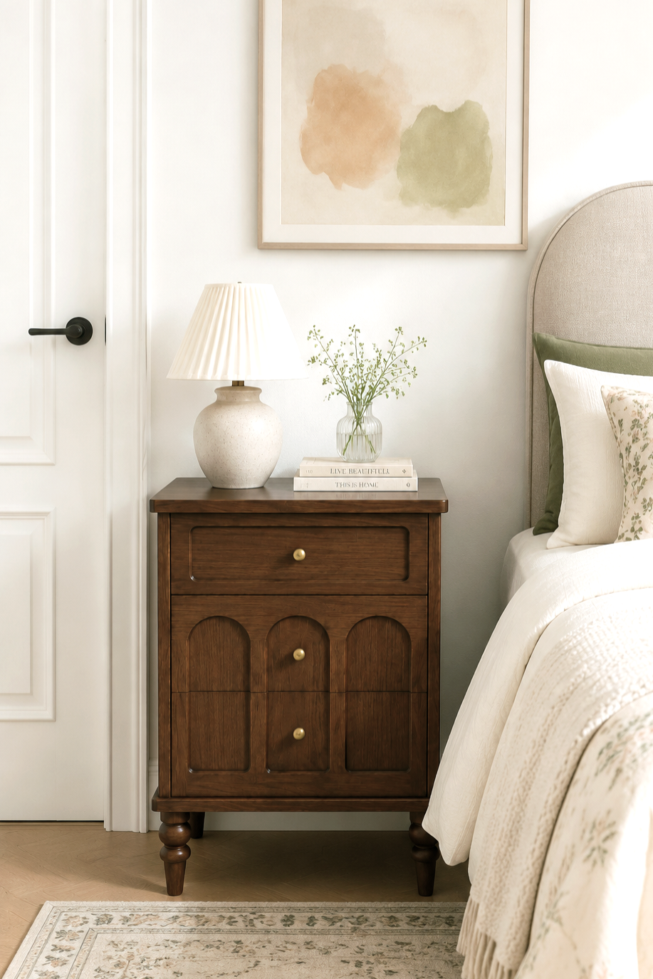 Arched Recessed Panel Wooden Nightstand with Turned Legs, 3-Drawer Vintage Bedside Cabinet, Farmhouse Storage End Table with Round Brass Knobs for Bedroom